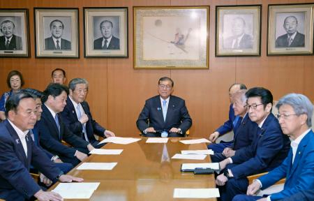 臨時役員会に臨む自民党総裁の石破首相（奥中央）ら＝２１日午前、東京・永田町の党本部