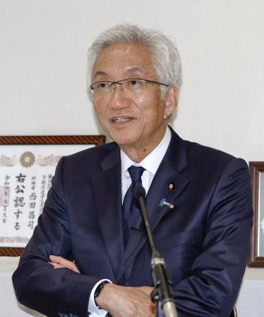 取材に応じる自民党の西田昌司氏＝２１日午前、京都市中京区