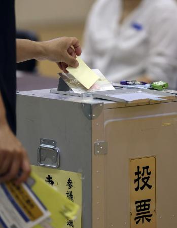 参院選の投票をする有権者＝２０日、東京都港区