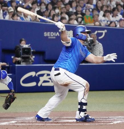 ６回ＤｅＮＡ２死一、二塁、フォードが右前にこの試合３安打目となる先制打を放つ＝バンテリンドーム