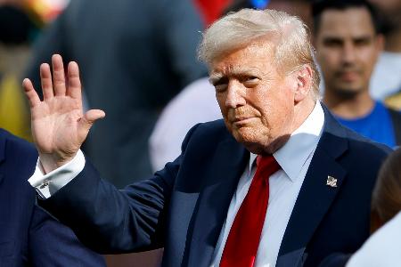 １３日、米ニュージャージー州で、サッカーの試合を観戦するトランプ大統領（ゲッティ＝共同）