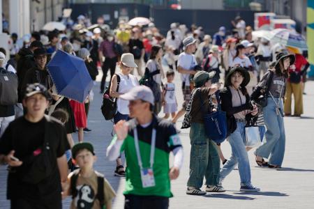 開幕１００日となり、入場する大勢の来場者＝２１日午前、大阪市此花区の夢洲