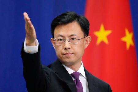 記者会見する中国外務省の郭嘉昆副報道局長＝２１日、北京（共同）