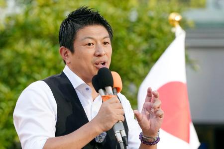 東京・新橋駅前での集会で発言する参政党の神谷代表＝２１日午後