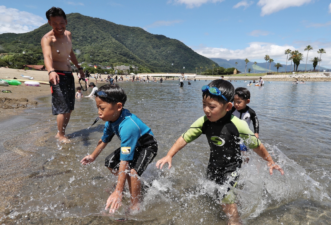 田ノ浦ビーチで小魚を追いかける子どもたち