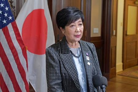 ２１日、米ワシントンで記者団の取材に応じる小池百合子東京都知事（共同）