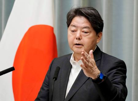 記者会見する林官房長官＝２２日午前、首相官邸
