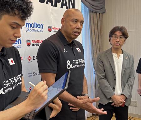 取材に応じるバスケットボール女子日本代表のゲインズ監督（中央）＝２２日、東京都内