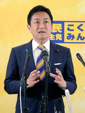 記者会見する国民民主党の玉木代表＝２２日午前、国会