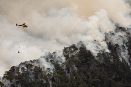 スペイン北東部パウルスの山火事で消火活動を行うヘリコプター＝８日（ゲッティ＝共同）