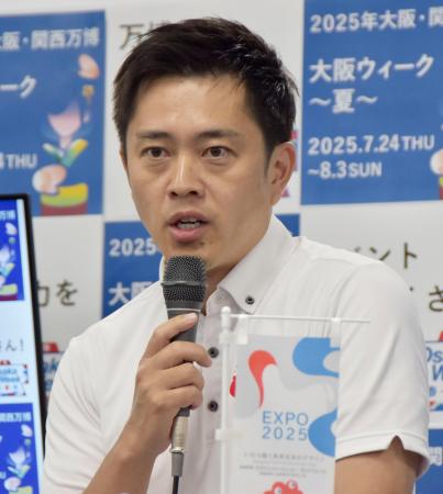 記者会見で北陸新幹線の大阪延伸ルートについて言及する大阪府の吉村洋文知事＝２２日午後、大阪府庁
