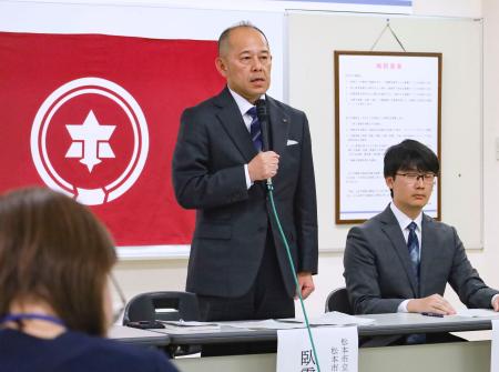 医療事故を受け記者会見する松本市の臥雲義尚市長＝２２日午後、長野県松本市
