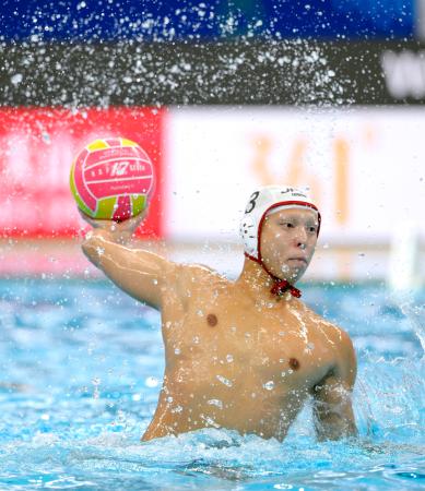 男子９、１０位決定戦　日本―ルーマニア　第１ピリオド、ペナルティースローを決める渡辺＝シンガポール（共同）