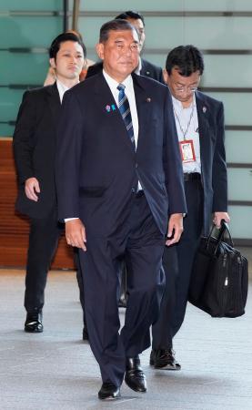 首相官邸に入る石破首相＝２２日午前