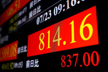 上げ幅が一時８００円を超えた日経平均株価を示すモニター＝２３日午前、東京・東新橋