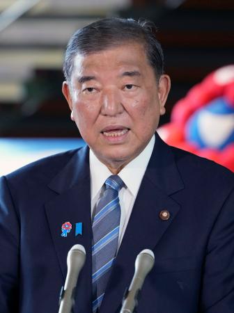 日米関税交渉について、記者団の取材に応じる石破首相＝２３日午前、首相官邸