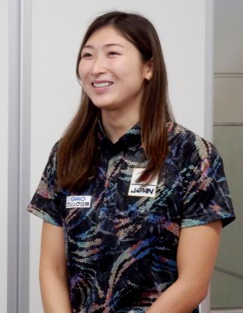 世界選手権への出発前、取材に応じる池江璃花子＝２３日、羽田空港