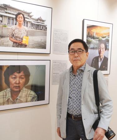 写真家の伊藤孝司さんと被爆者の写真＝１９日、京都市