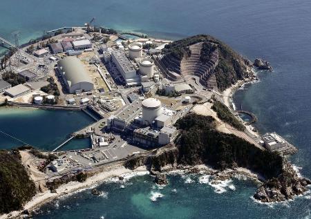 関西電力美浜原発。手前から３号機、２号機、１号機＝３月、福井県美浜町