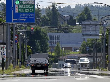 午前中から気温が上がった北海道大空町のＪＲ女満別駅前で見られた「逃げ水」＝２３日午前