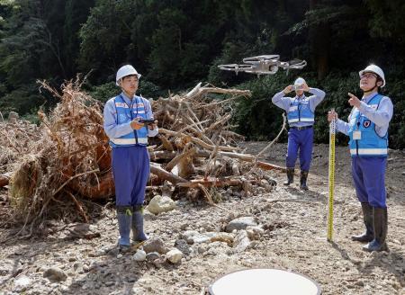 ドローンを使って河川の被災状況を調べる国交省の緊急災害対策派遣隊の調査員＝２０２４年９月、石川県能登町