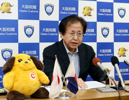 就任記者会見で抱負を語る大阪税関長の日置重人氏＝２３日午後、大阪市港区