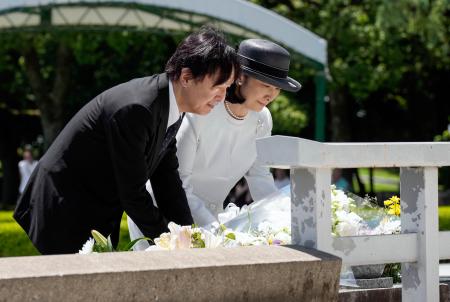 原爆慰霊碑に供花される秋篠宮ご夫妻＝２３日午後、広島市の平和記念公園