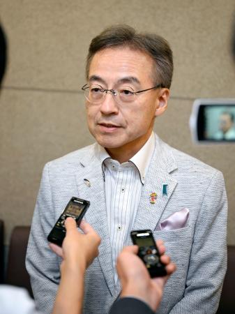 全国知事会議が開かれている青森市で、記者団の取材に応じる福井県の杉本達治知事＝２３日午後