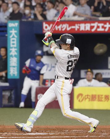 ２回全パ１死一、三塁、周東が右前に先制打を放つ＝京セラドーム