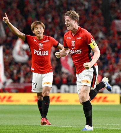 浦和―湘南　前半、先制ゴールを決め駆け出す浦和・ホイブラーテン（右）＝埼玉スタジアム