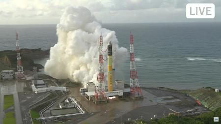Ｈ３ロケット「３―０形態」のエンジン燃焼試験＝２４日午前、鹿児島県の種子島宇宙センター（ＪＡＸＡの中継から）