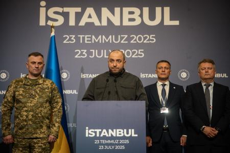 記者会見するウクライナのウメロフ国家安全保障・国防会議書記＝２３日、トルコ・イスタンブール（ゲッティ＝共同）