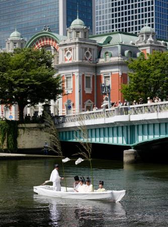 天神祭の開幕を告げる「鉾流神事」＝２４日午前、大阪市北区