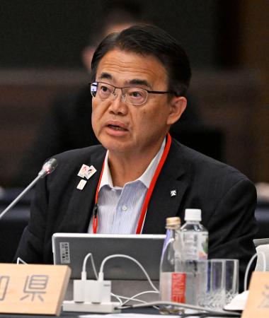 全国知事会の全国会議で発言する愛知県の大村秀章知事＝２４日午前、青森市