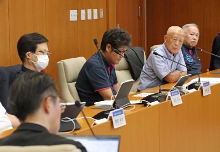 福井県美浜町議会の原子力発電所特別委員会で、関電の担当者らに質問する松下照幸町議（右から２人目）＝２４日午前
