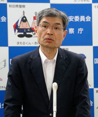 記者会見する警察庁の楠芳伸長官＝２４日午後、警察庁