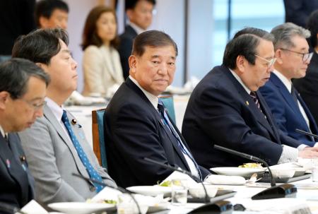 都道府県議会議長との懇談に臨む石破首相（中央）＝２４日午後、首相官邸