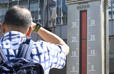 気温「４０度」付近を示すＪＲ帯広駅前の温度計。北海道は大陸から暖気が流れ込み気温が上昇した＝２４日午後１時４３分