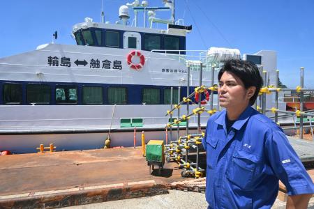 旅客船（奥）の接岸テストを終えた船長の泉陽介さん＝２４日午後、石川県輪島市の輪島港