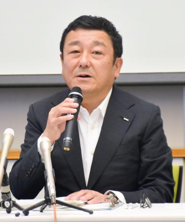 記者会見する東電柏崎刈羽原発の稲垣武之所長＝２４日午前、新潟県刈羽村