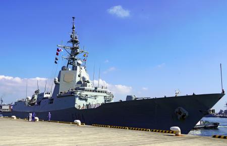 海上自衛隊横須賀基地に寄港したスペイン海軍の駆逐艦メンデス・ヌーニェス＝２４日午前