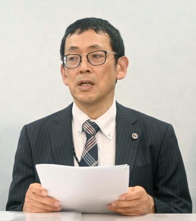 提訴後、記者会見する秋田真志弁護士＝２４日午後、大阪市