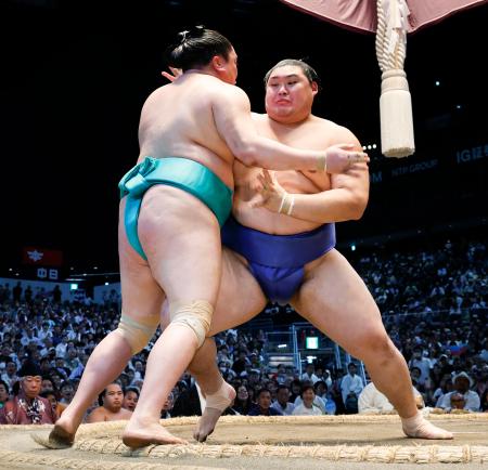 取り直しの末、大の里（右）が押し出しで一山本を下す＝ＩＧアリーナ