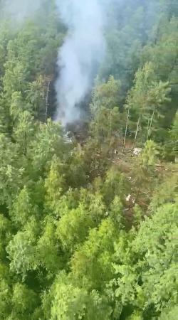 ２４日、アンガラ航空の旅客機が墜落したロシア・アムール州の現場から立ち上る煙（ロシア連邦航空局提供・ロイター＝共同）