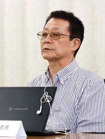 記者会見する日本精神衛生会の藤井克徳理事＝２４日午後、厚労省