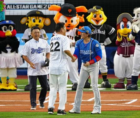 谷繁元信さん（左）とのバッテリーで始球式を務めた佐々木主浩さん（中央）と握手する打者役の全パの新庄コーチ＝横浜