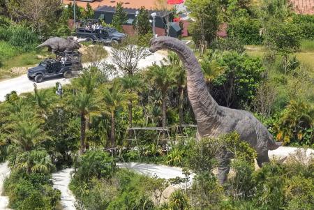 ２５日に開業するテーマパーク「ジャングリア沖縄」のアトラクション＝２３日、沖縄県今帰仁村（ドローンから）