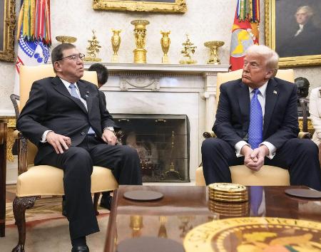 ２月、ホワイトハウスで会談する石破首相（左）とトランプ米大統領＝ワシントン（共同）