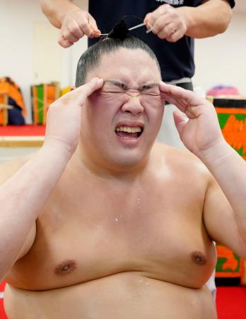 取り直しの末、大の里に敗れ支度部屋で悔しがる一山本＝ＩＧアリーナ（代表撮影）