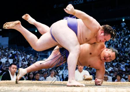 安青錦（上）が下手投げで玉鷲を破る＝ＩＧアリーナ